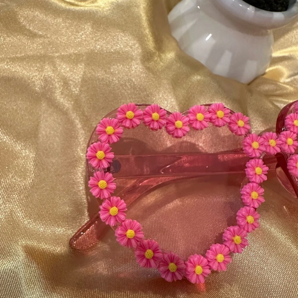 🌹Large Daisy Flowers Pink Hearts Sunglasses